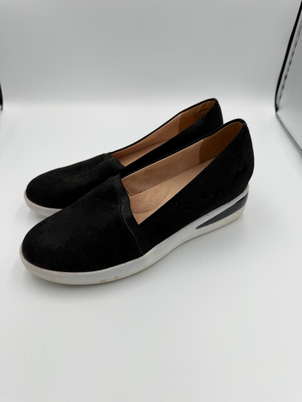 Kenneth Cole Reaction Women’s Size 9 Black Suede Slip-On Flats Shoes Sneakers - Picture 3 of 8